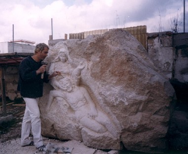 L'artista Spano mentre lavoro al monumento per i caduti della strage della Grottella